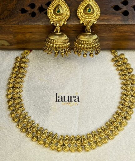 traditional choker set