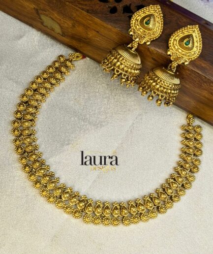 traditional choker set